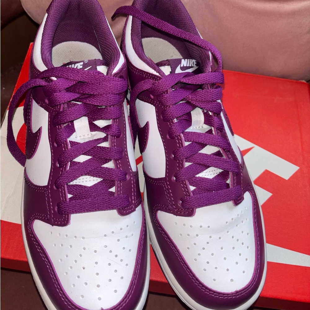 Nike Low Dunks Big Kids Sz 5.5 Woman’s Sz 7 Violet and White